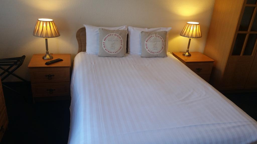 Halfway House Hotel لارن الغرفة الصورة