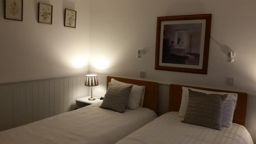 Halfway House Hotel لارن الغرفة الصورة