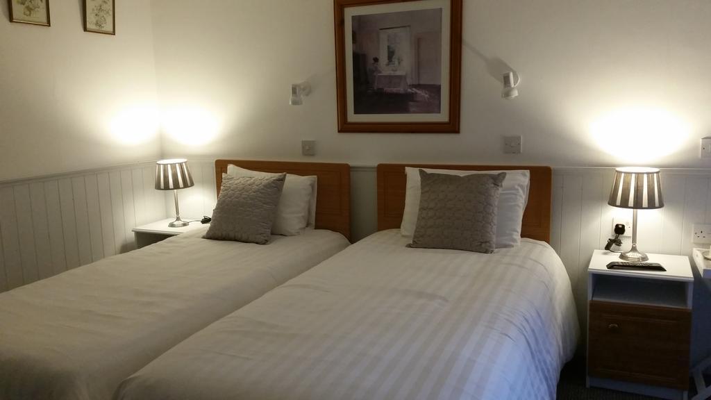 Halfway House Hotel لارن الغرفة الصورة