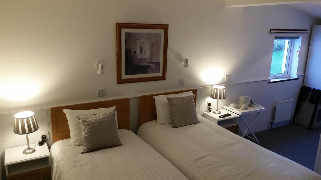 Halfway House Hotel لارن الغرفة الصورة