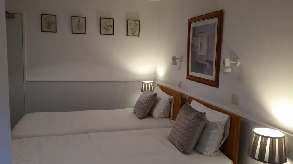 Halfway House Hotel لارن الغرفة الصورة