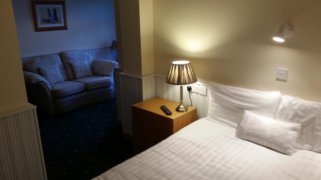 Halfway House Hotel لارن الغرفة الصورة